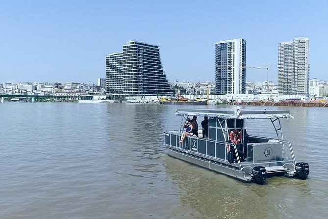 2 hours / Sightseeing Boat cruise Drinks Included - Five details that shape the experience